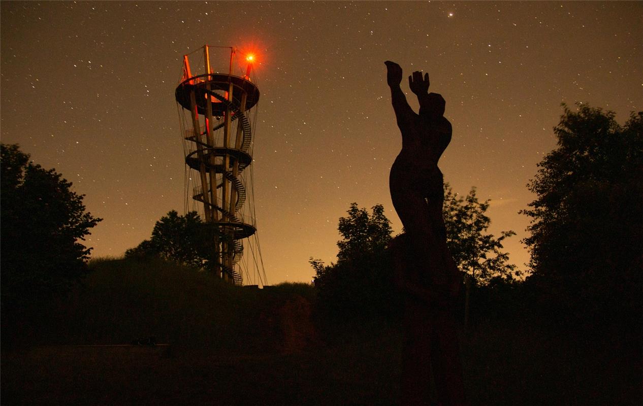 Gabi Brenner aus Herrenberg zeigt den Schönbuchturm unterm Sternenhimmel