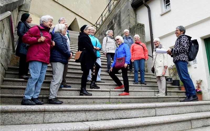 Gabi Weber-Urban (rechts) zusammen mit den zwölf Teilnehmerinnen ihres literarischen Spaziergangs auf der Paradiesstaffel in Herrenberg. GB-Foto: Holom