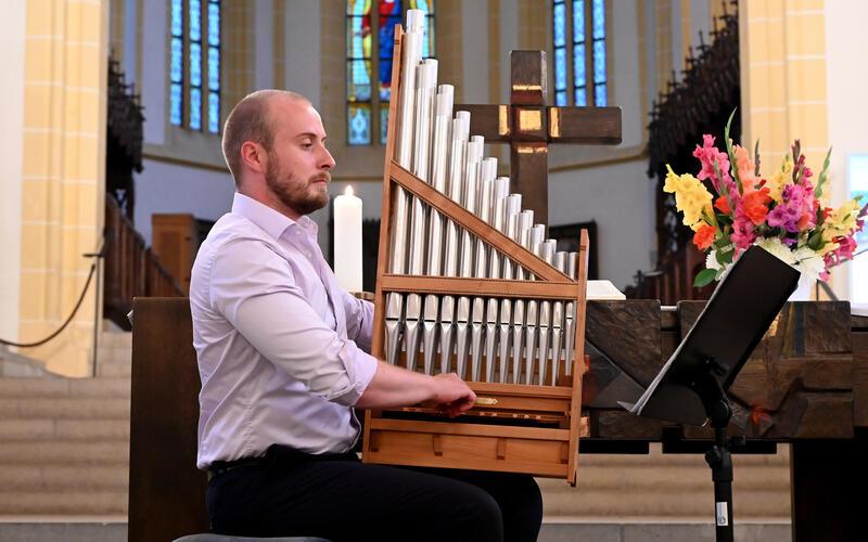 Gabriel Smallwood an seiner Organetto, einer kleinen, tragbaren Orgel. GB-Foto: Holom