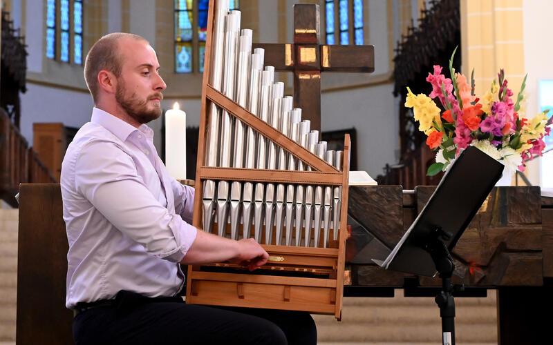 Gabriel Smallwood an seiner Organetto, einer kleinen, tragbaren Orgel. GB-Foto: Holom