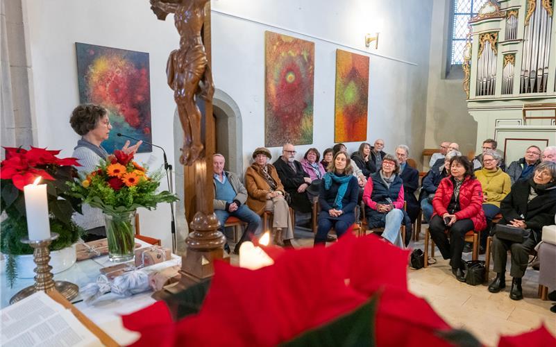 Gabriele Pfaus-Schiller (links) erklärt bei der Vernissage zur Ausstellung in der Peterskirche ihre Kunstwerke. GB-Foto: Vecsey