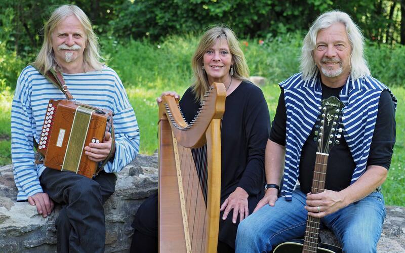 Gärtringen – „An Erminig“ präsentiert mit „Trug‘“ – es ist die Abkürzung von Trugarez, also Danke – ihr Jubiläumsprogramm, bestehend aus bretonischer und keltischer Musik. Das Programm präsentiert markante Titel aus den vergangenen 50 Jahren, aber auch Lieder und Tänze, die das Trio mit seinen Vorbildern und Wegbegleitern verbindet. „An Erminig“ tritt am Freitag, 16. Oktober, um 19 Uhr in der Villa Schwalbenhof in Gärtringen auf. Ergänzt werden die Titel um Anekdoten und Geschichten, die dem Publikum die Begeisterung für diese besondere Region, die Bretagne, vermitteln möchten. Das Progamm besteht aus Tanzliedern und Balladen in bretonischer und französischer Sprache sowie aus Tanzsuiten aus der Haute und der Basse Bretagne. gb/GB-Foto: Th. Reinhardt/Gemeinde Gärtringen
