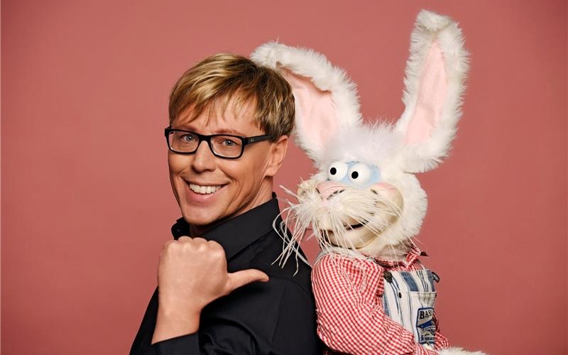 Gärtringen – Er ist TV- und Event-Moderator, Sänger, Comedian, Bauchredner und offizieller Schwarzwaldbotschafter: Hansy Vogt. Nach einem Auftritt auf der Marktplatzbühne beim Bürgerfest im vergangenen Jahr wird Hansy Vogt wieder zu Gast in Gärtringen sein. Mit seiner „Schlagerlachparade“ kommt er am Donnerstag, 10. April, um 19 Uhr in die Villa Schwalbenhof. gb/GB-Foto: Manfred Esser