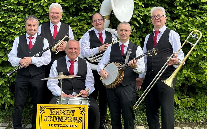 Gärtringen – In der idyllischen Umgebung des Kiefer-Parks der Villa Schwalbenhof im Zentrum von Gärtringen findet wieder eine traditionelle Jazz-Matinee statt, und zwar am Sonntag, 3. August, ab 11 Uhr bis etwa 13.30 Uhr. Diesmal präsentiert „Kultur in der Villa“ eine Band, die ursprünglich von Reutlinger Lehrern gegründete wurde und seit über vierzig Jahren auf den Bühnen zu Hause ist. Klangfarblich erweitern die „Hardt Stompers“ den Sound des erdigen Traditional Jazz mit Banjo und Tuba auch gerne im Stil einer Hot Jazz Combo mit Gitarre und Kontrabass. Neben Jazz-Klassikern gehören Stücke im karibischen Sound, ein bisschen Klezmer, Standards mit deutschen Texten unterlegt, zum Repertoire. Die Bewirtung im Park übernimmt am Sonntag der Ortsverein Gärtringen des Deutschen Roten Kreuzes. Bei Regen muss die Veranstaltung leider ausfallen. Bei unklarer Wetterlage wird darum gebeten, sich ab dem Vorabend des Veranstaltungstages unter Telefon (0 70 34) 9 23 11 61 zu informieren. gb/GB-Foto: Benjamin Reine