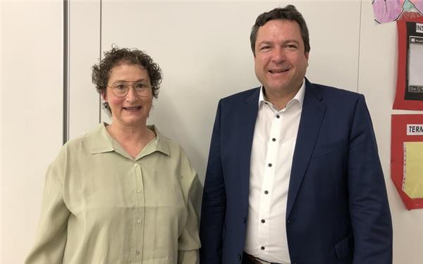 Gärtringen – Nachdem Martina Lomuscio (Freie Wähler) wegen ihres Wegzugs aus dem Gärtringer Gemeinderat ausschied, hätte eigentlich Ursula Raich als nächste Ersatzperson auf der Liste nachrücken sollen. Es sei nun jedoch nachgewiesen worden, dass ein Hinderungsgrund vorliege, erklärte Bürgermeister Thomas Riesch am Dienstag im Gremium. Dies ist bei der darauffolgenden Ersatzperson auf der Liste – Silvia Kuttler – nicht der Fall, so dass Riesch die neue Rätin mit einem Handschlag und Unterschrift verpflichten konnte. Der Bürgermeister gratulierte: „Ich freue mich sehr, dass Sie das Amt annehmen.“ Zumal es nicht immer einfach sei, den Bürgern die im Gremium getroffenen Entscheidungen zu erläutern. nad/GB-Foto: nad