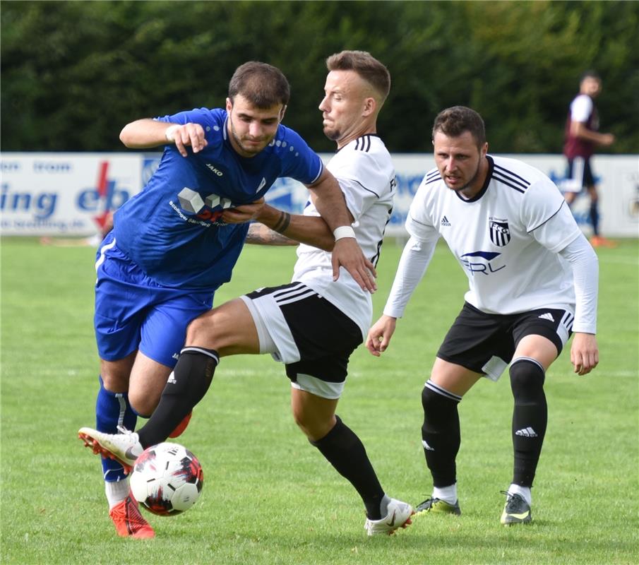 Gärtringen, Stadion, Fußball Landesliga, FC Gärtringen (weiß) - SV Böblingen (bl...