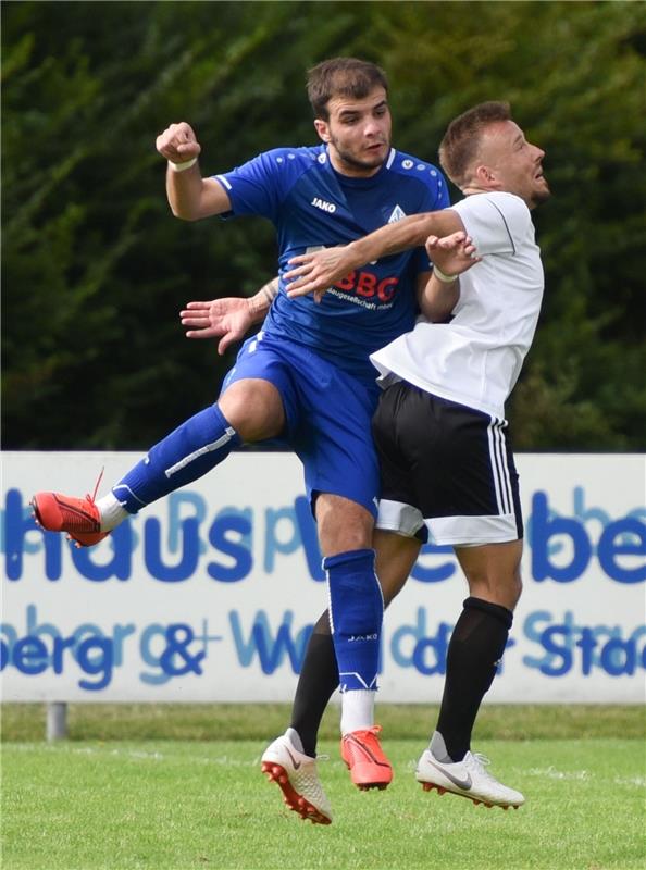 Gärtringen, Stadion, Fußball Landesliga, FC Gärtringen (weiß) - SV Böblingen (bl...