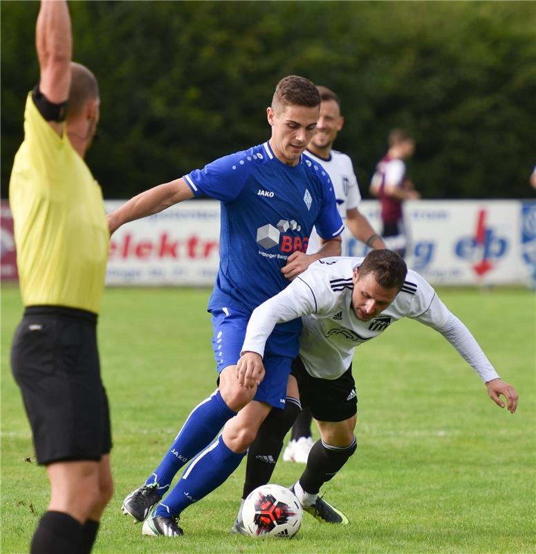 Gärtringen, Stadion, Fußball Landesliga, FC Gärtringen (weiß) - SV Böblingen (bl...