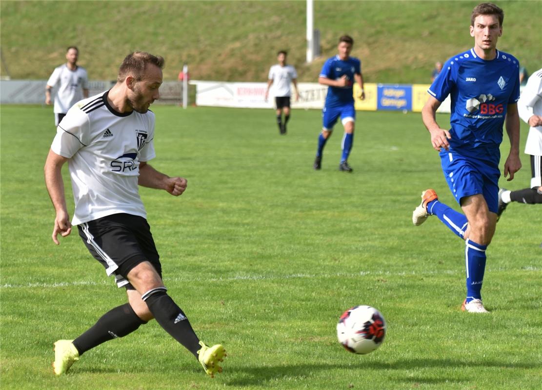 Gärtringen, Stadion, Fußball Landesliga, FC Gärtringen (weiß) - SV Böblingen (bl...