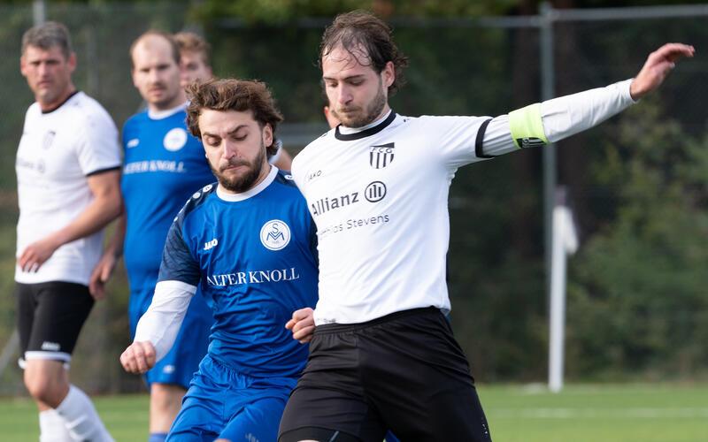 Gärtringens Kapitän Thomas Fleck (rechts) setzt sich durch: Der FCG holt gegen den SVMötzingen den langersehnten ersten Sieg in der Kreisliga B6. GB-Foto: Vecsey