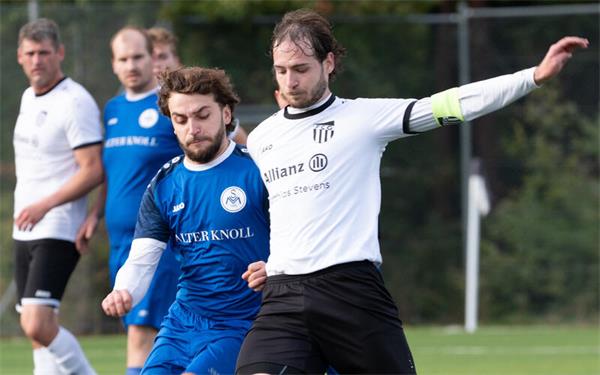 Gärtringens Kapitän Thomas Fleck (rechts) setzt sich durch: Der FCG holt gegen den SVMötzingen den langersehnten ersten Sieg in der Kreisliga B6. GB-Foto: Vecsey