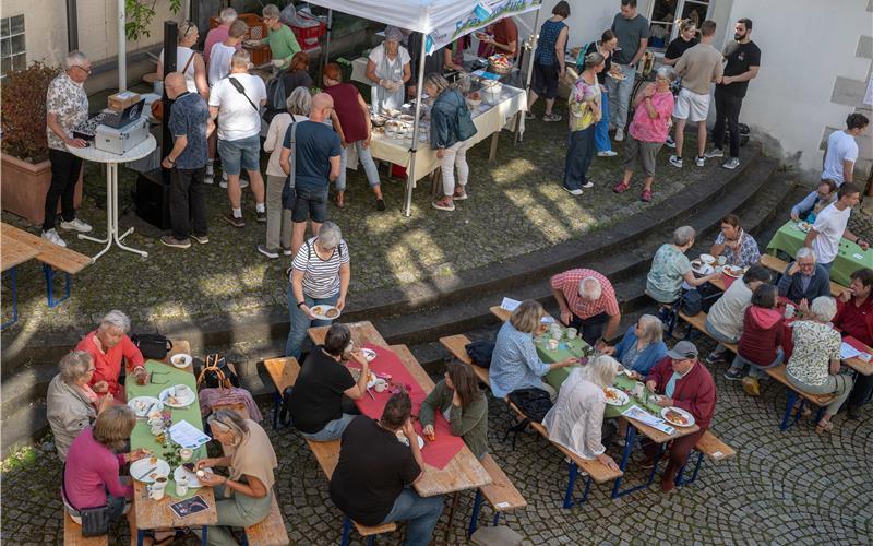 Gäste beim „Fairen Frühstück“. GB-Foto: gb