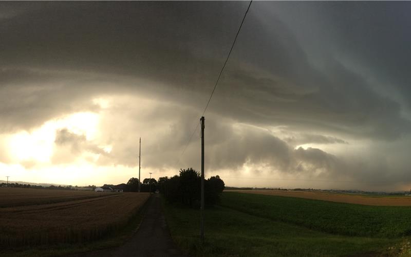 Unwetter hält Helfer auf Trab „Gäubote“-Leser Jens Schneider hat am Montagabend am Ortsrand von Bondorf den stürmischen Himmel fotografiert
