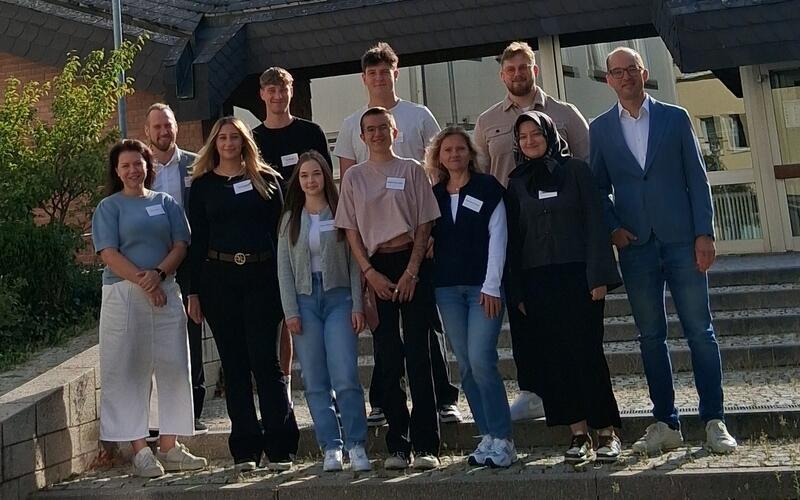 Gäufelden – Acht Auszubildende starten in diesem Jahr ihren beruflichen Weg bei der Gemeinde Gäufelden. So vielfältig wie die Aufgaben einer Gemeinde sind auch die Wege, welche die neuen Nachwuchskräfte einschlagen: Von der praxisintegrierten Ausbildung (PiA) in den Kindertageseinrichtungen über die Ausbildung zur Verwaltungsfachangestellten und das Studium im gehobenen Verwaltungsdienst bis hin zum Direkteinstieg in der Kita. Am 1. September begrüßte Bürgermeister Benjamin Schmid die neuen Auszubildenden und betonte, wie wichtig der Austausch auch über die Ausbildungsgrenzen hinaus in einer Gemeinde sei. „Gut ausgebildete Fachkräfte, die ihre Gemeinde kennen und mitgestalten, sind ein wertvoller Baustein für eine starke und zukunftsfähige Verwaltung“, sagte er und wünschte allen Freude an der Arbeit sowie Erfolg in der Ausbildung. gb/GB-Foto: Gemeinde