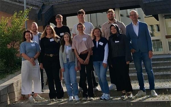 Gäufelden – Acht Auszubildende starten in diesem Jahr ihren beruflichen Weg bei der Gemeinde Gäufelden. So vielfältig wie die Aufgaben einer Gemeinde sind auch die Wege, welche die neuen Nachwuchskräfte einschlagen: Von der praxisintegrierten Ausbildung (PiA) in den Kindertageseinrichtungen über die Ausbildung zur Verwaltungsfachangestellten und das Studium im gehobenen Verwaltungsdienst bis hin zum Direkteinstieg in der Kita. Am 1. September begrüßte Bürgermeister Benjamin Schmid die neuen Auszubildenden und betonte, wie wichtig der Austausch auch über die Ausbildungsgrenzen hinaus in einer Gemeinde sei. „Gut ausgebildete Fachkräfte, die ihre Gemeinde kennen und mitgestalten, sind ein wertvoller Baustein für eine starke und zukunftsfähige Verwaltung“, sagte er und wünschte allen Freude an der Arbeit sowie Erfolg in der Ausbildung. gb/GB-Foto: Gemeinde