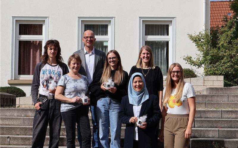 Gäufelden – Vier neue Auszubildende konnte Bürgermeister Benjamin Schmid diese Woche in der Gemeinde Gäufelden willkommen heißen. Sie alle werden ihre Ausbildung im Kita-Bereich absolvieren und gehen dabei unterschiedliche Wege, um sich zur Pädagogischen Fachkraft zu qualifizieren. „Wir freuen uns, dass wir die vier jungen Menschen für eine Ausbildung bei uns begeistern konnten, und wünschen ihnen viel Erfolg und Freude bei der Arbeit“, so Schmid. gb/GB-Foto