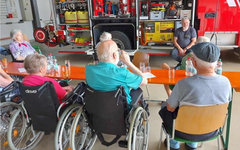 Gäufeldener Feuerwehr bekommt Besuch im Rollstuhl