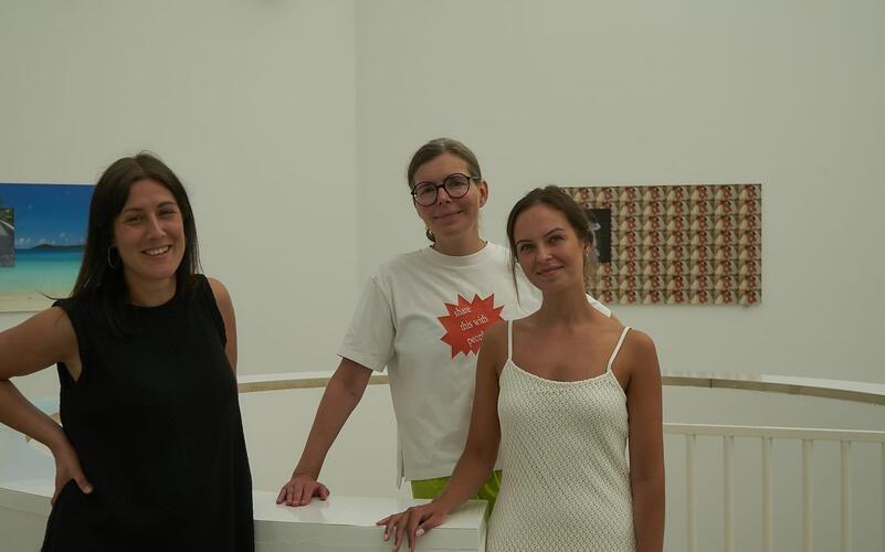 Galerieleiterin Hannah Eckstein-Glenz, Olia Lialina und die kuratorische Assistentin Roberta Cebataviciu (von links) im zweiten Obergeschoss des Oktogon. GB-Foto: Heiden