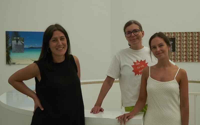 Galerieleiterin Hannah Eckstein-Glenz, Olia Lialina und die kuratorische Assistentin Roberta Cebataviciu (von links) im zweiten Obergeschoss des Oktogon. GB-Foto: Heiden