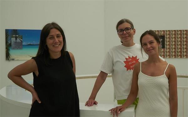 Galerieleiterin Hannah Eckstein-Glenz, Olia Lialina und die kuratorische Assistentin Roberta Cebataviciu (von links) im zweiten Obergeschoss des Oktogon. GB-Foto: Heiden