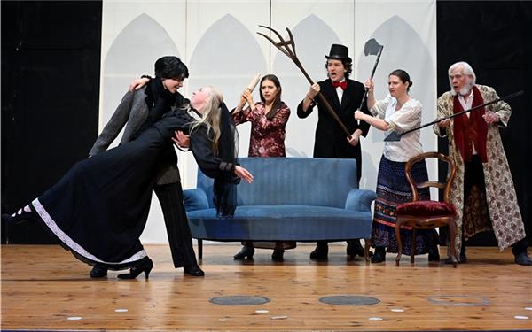 Ganz schön turbulent geht es bei der Herrenberger Bühne im Stück „Der Heiratsantrag“ zu. GB-Foto: Holom