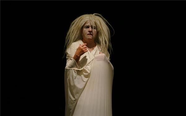 Gardi Hutter bot in Herrenberg eine Show des Werdens und Vergehens. GB-Foto: gb