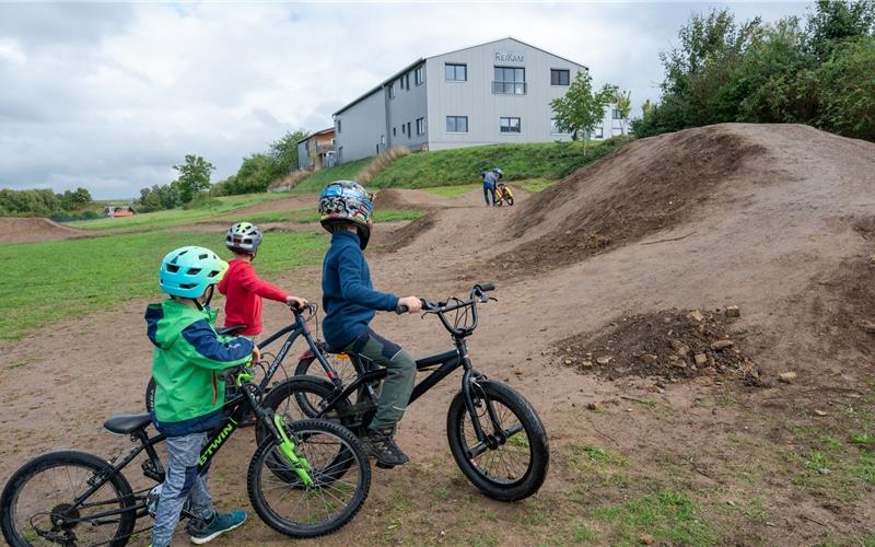 Gas geben und hoch hinaus: Der neu geschaffene Dirtpark soll Mountainbike- und BMX-Fahrer auf ihre Kosten kommen lassen. GB-Foto: Vecsey