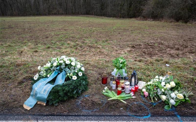 Gedenken am Tatort an der Kreisstraße 22 bei Ulmet (Rheinland-Pfalz). Mittlerweile geht die Polizei von einem Täter aus. Foto: Harald Tittel/dpa