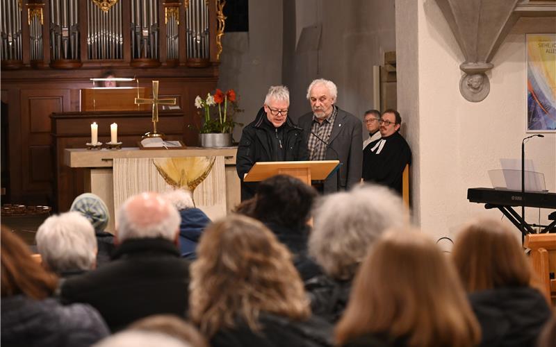 Gedenkgottesdienst in Tailfingen für Margarete Kegreiß: Am Rednerpult stehen (von links) Andreas Kroll und Volker Mall, dahinter die katholische Gemeindereferentin Simone Trapp und der evangelische Pfarrer Christoph Fischer. GB-Foto: Reichert
