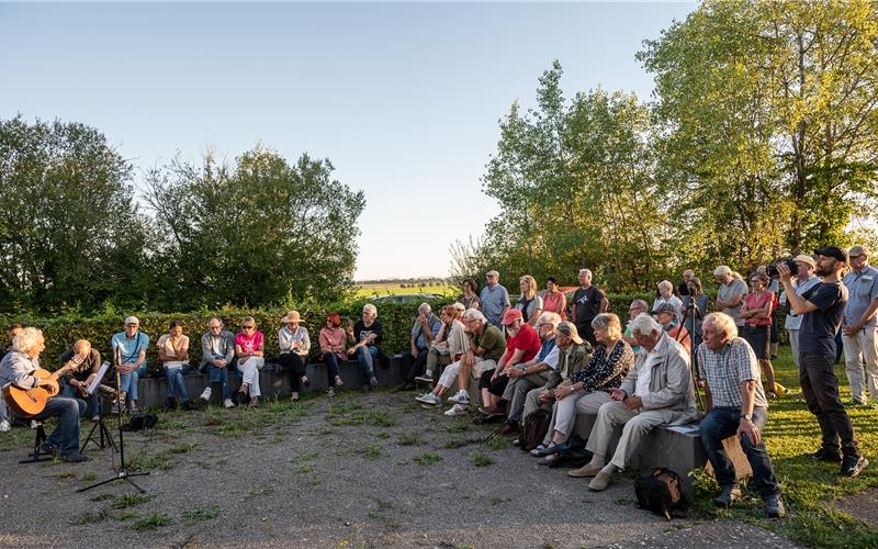 Gedenkveranstaltung am KZ-Mahnmal: Vor 40 Jahren kam an dieser Stelle etwas in Bewegung – eine Erinnerungskultur für Häftlinge des früheren Außenlagers.GB-Foto: Schmidt
