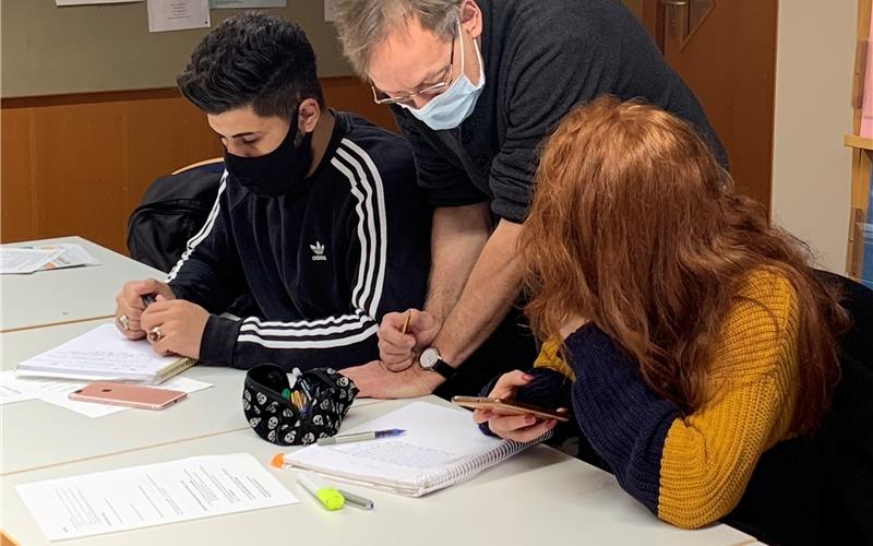 Gedichte schreiben als hohe Kunst Gedichte-Projekt an der Hilde-Domin-Schule Herrenberg GB-Foto: gb