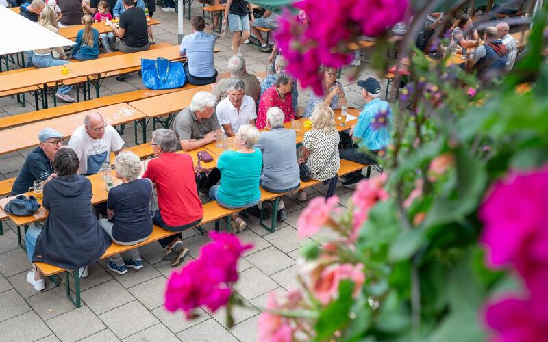 Gefeiert wurde im lauschigen Ambiente. GB-Foto: Vecsey