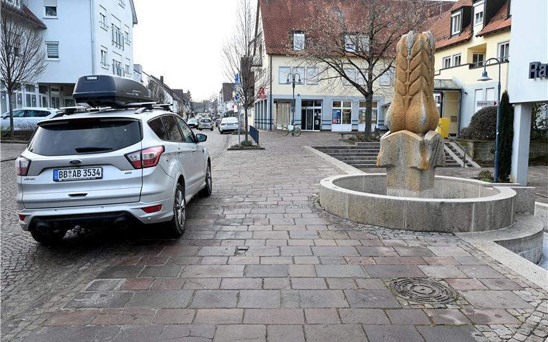 Gehwegparken beim Brunnen am Rathaus soll künftig für zwei Stunden mit Parkscheibe erlaubt sein.GB-Foto: Holom