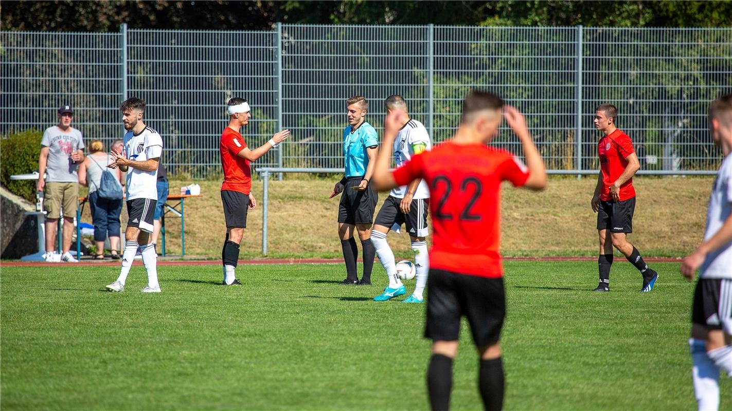 Gelb-Rot fuer Emanuel Alexi (Spvgg Trossingen #10), Spvgg Trossingen - FC Gaertr...