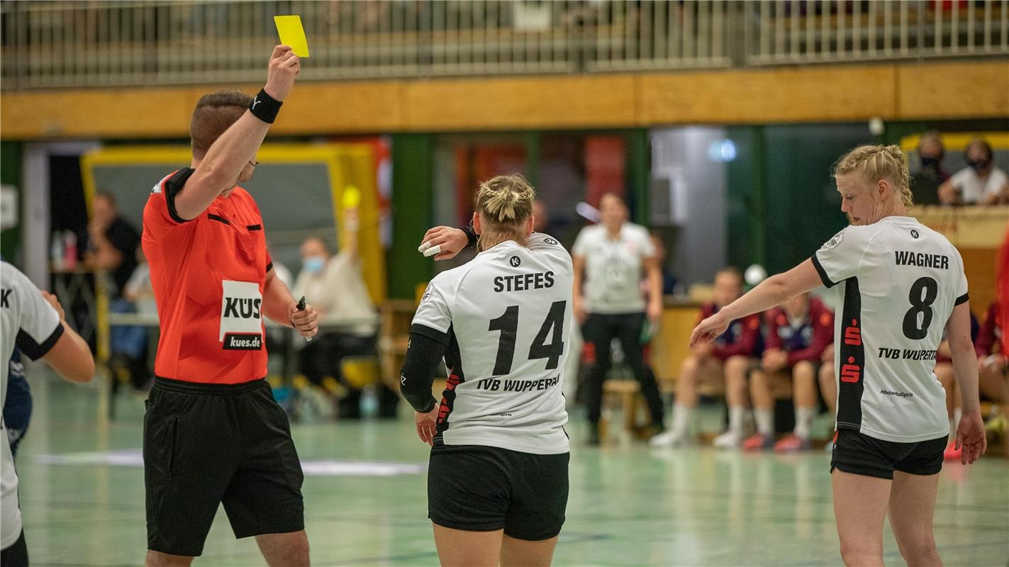 Gelbe Karte fuer Michelle Stefes (TVB Wuppertal #14), SG H2Ku Herrenberg Kuties ...