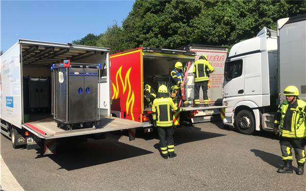Gelebte Hilfsbereitschaft: Die Thermobehälter kommen raus aus dem Transporter und rein ins Feuerwehrfahrzeug. Die Wehr springt für den Lastwagen ein. GB-Foto: gb