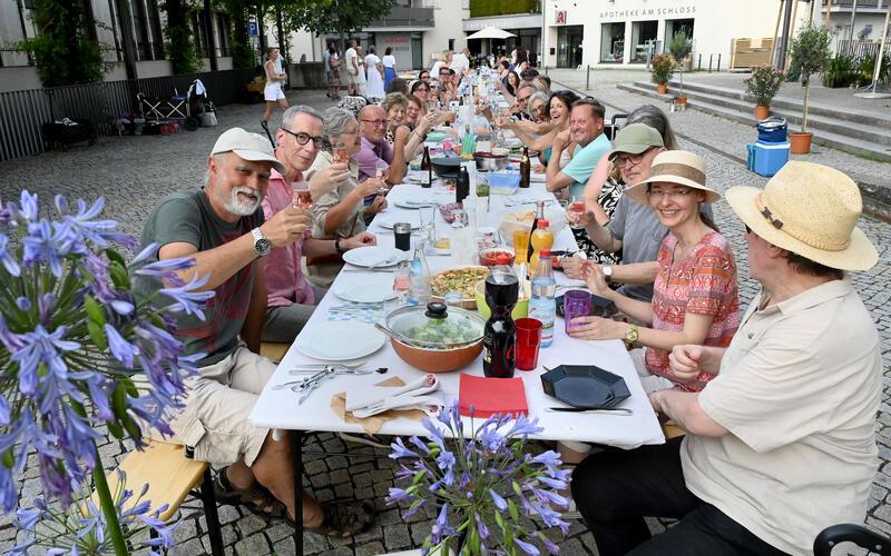 Gelungene Premiere: Die erste „Fleckentafel“ auf dem Mötzinger Schlossplatz. GB-Foto: Holom
