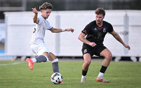 Gelungener Auftakt für Nagold: Josua Notter (links) im Zweikampf gegen Reutlingens Sven Niebiosa. GB-Foto: Markus Ulmer