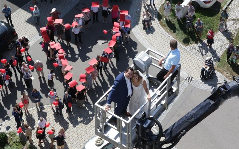 Herzige Grüße von unten auf die Bühne hoch