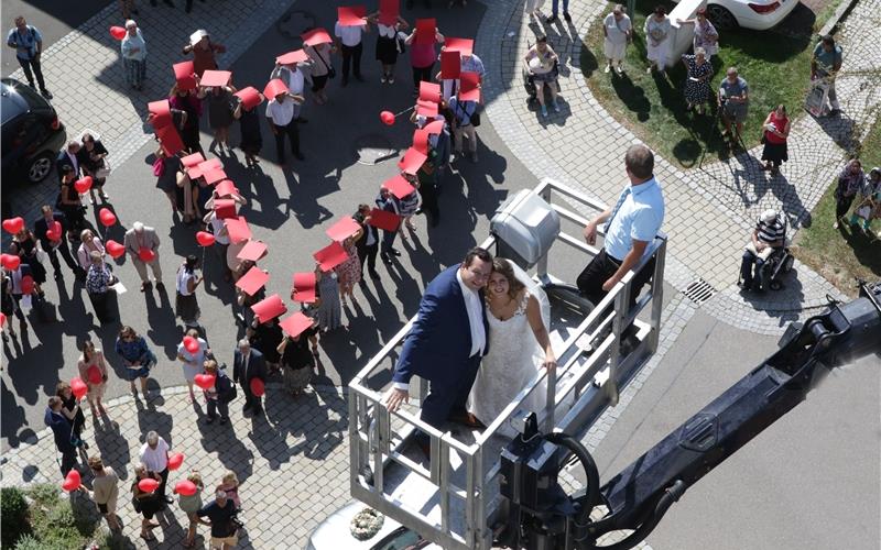 Gemeinderäte und Mitarbeiter der Gemeindeverwaltung grüßten das Brautpaar in Herzform GB-Foto: Bäuerle