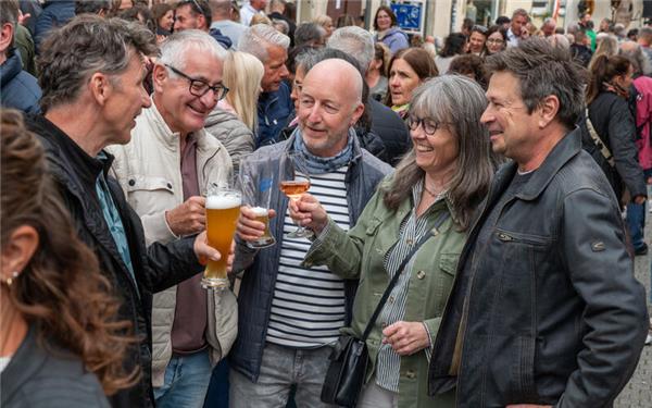 Gemeinsamangestoßen werden konnte bei derdiesjährigenAfter-Work-Partyam Place de Tarare.GB--Foto: Vecsey