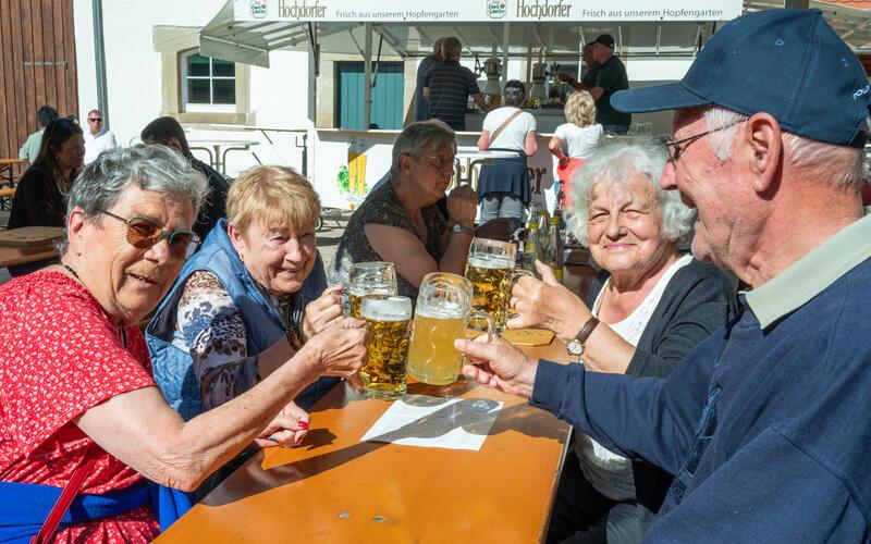 Gemeinsam angestoßen wurde am Freitag in Bondorf bei der jährlichen Feierabendhocketse. GB-Foto: Vecsey