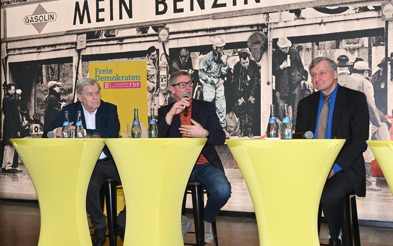 Gemeinsam für ein Formel-I-Rennen in Baden-Württemberg auf dem Podium in der Böblinger Motorworld (von links): Norbert Haug (bis 2012 Motorsportchef von Mercedes-Benz), Bernd Mayländer (Safety-Car-Fahrer und zuständig für die Streckenfreigaben bei der Formel 1) sowie Dr. Hans-Ulrich Rülke (Vorsitzender der FDP-Landtagsfraktion). GB-Foto: Reichert