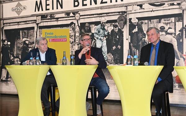 Gemeinsam für ein Formel-I-Rennen in Baden-Württemberg auf dem Podium in der Böblinger Motorworld (von links): Norbert Haug (bis 2012 Motorsportchef von Mercedes-Benz), Bernd Mayländer (Safety-Car-Fahrer und zuständig für die Streckenfreigaben bei der Formel 1) sowie Dr. Hans-Ulrich Rülke (Vorsitzender der FDP-Landtagsfraktion). GB-Foto: Reichert