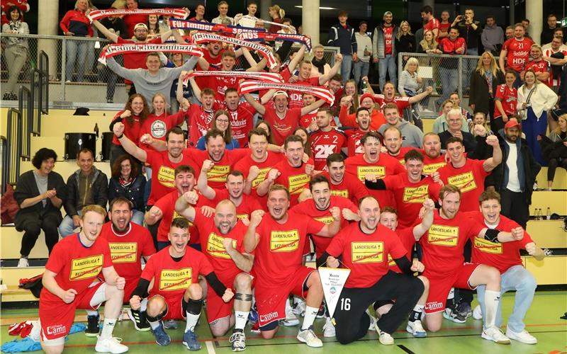 Gemeinsam mit ihren Anhängern feierten die Herrenberger Spieler die Meisterschaft in der Bezirksliga. GB-Foto: Priestersbach
