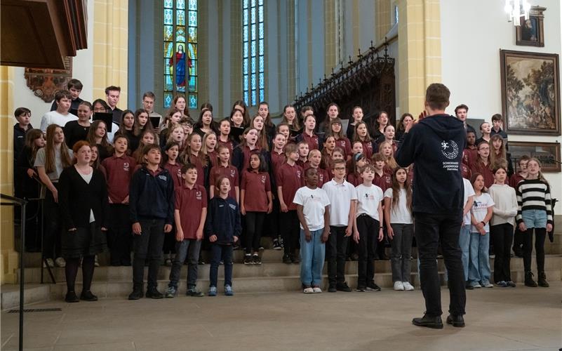 Gemeinsam sangen die Kinder- und Jugendkantorei und die Schickhardt-Chöre in der Stiftskirche. GB-Foto: Vecsey