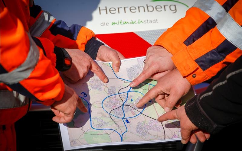 Gemeinsame Besprechung in der Selbstorganisation beim Herrenberger BauhofGB-Foto: gb