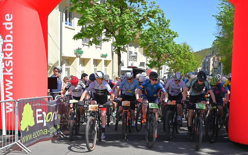 Gemeinsamer Start auf die Mountainbike-Kurz- und Langstrecke in der Stuttgarter Straße in Herrenberg. GB-Fotos: Reichert