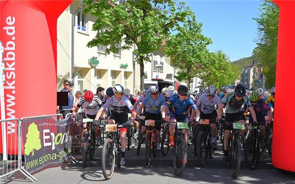 Gemeinsamer Start auf die Mountainbike-Kurz- und Langstrecke in der Stuttgarter Straße in Herrenberg. GB-Fotos: Reichert