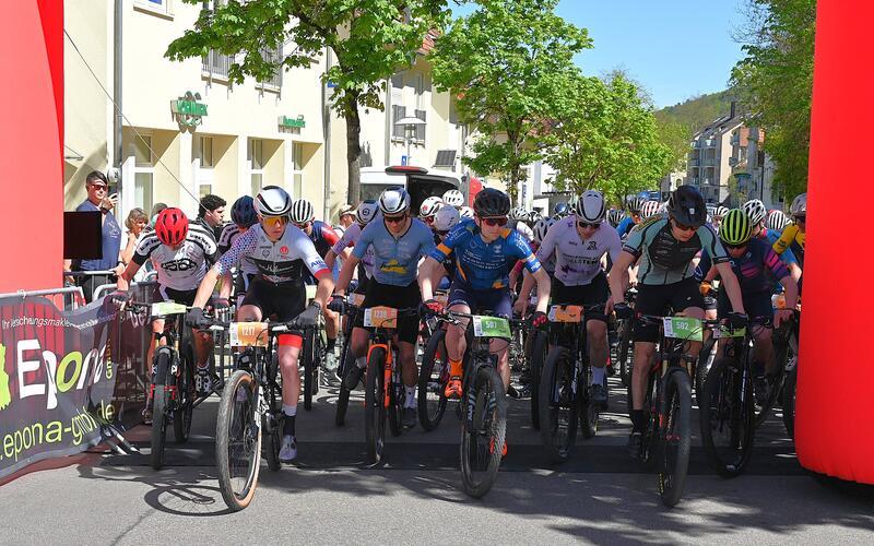 Gemeinsamer Start auf die Mountainbike-Kurz- und Langstrecke in der Stuttgarter Straße in Herrenberg. GB-Fotos: Reichert